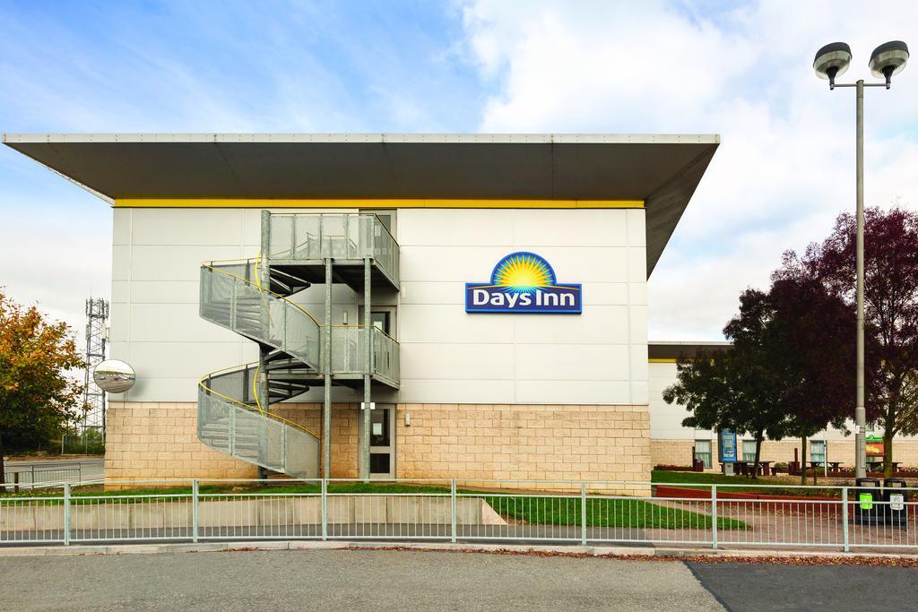 Days Inn Hotel לייסטר מראה חיצוני תמונה